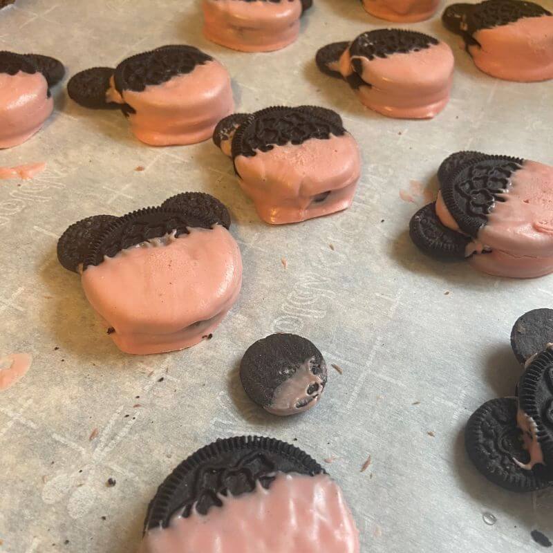 minnie mouse oreos on parchment paper