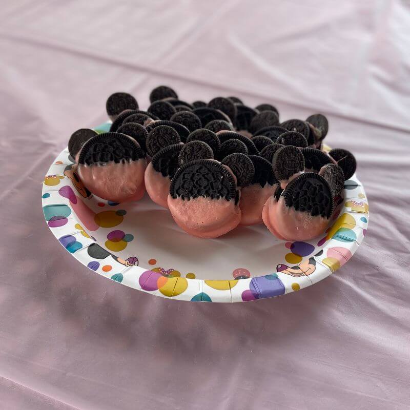 minnie mouse oreos on a minnie mouse paper plate