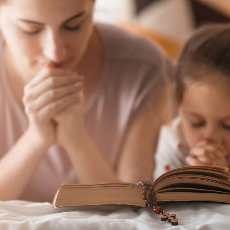 mom and daughter praying